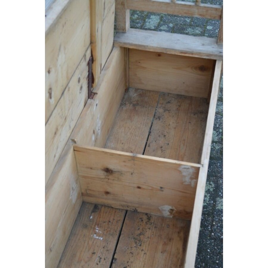 Lange antieke klepbank met arm- en rugleuningen-8