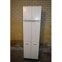 thumb-Industriële metalen kast uit oud ziekenhuis met luchtrooster-1