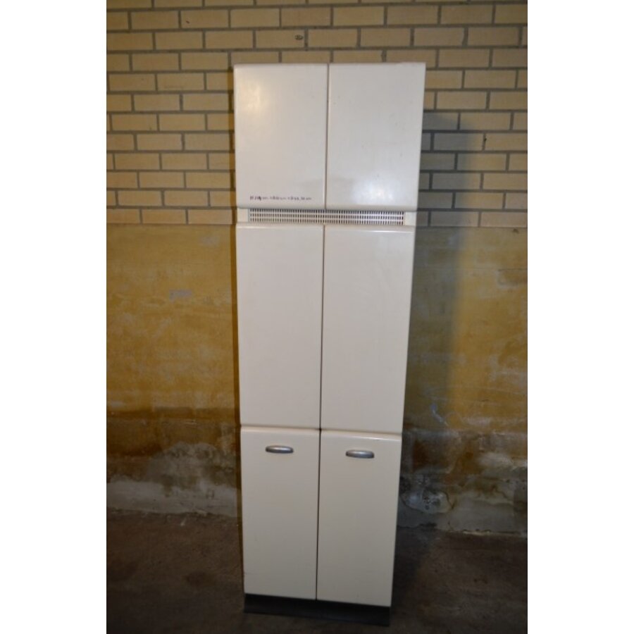 Industriële metalen kast uit oud ziekenhuis met luchtrooster-1