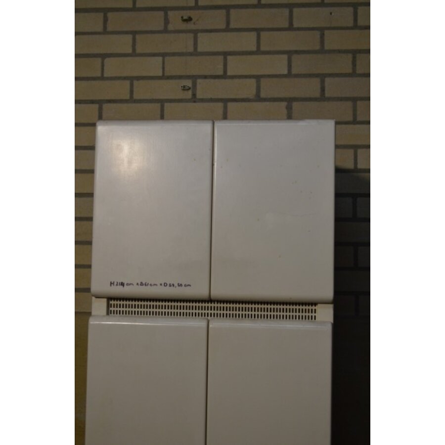 Industriële metalen kast uit oud ziekenhuis met luchtrooster-2