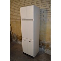 thumb-Industriële metalen kast uit oud ziekenhuis met luchtrooster-3