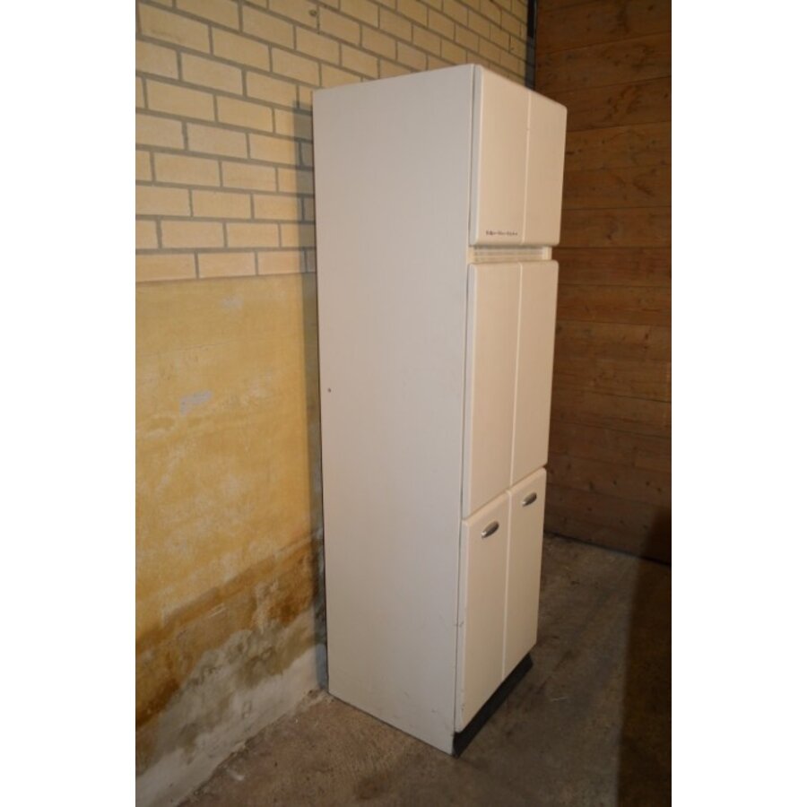 Industriële metalen kast uit oud ziekenhuis met luchtrooster-4