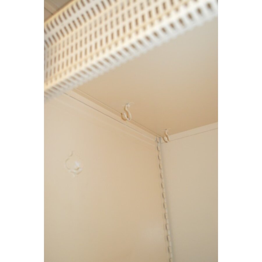 Industriële metalen kast uit oud ziekenhuis met luchtrooster-5