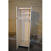 thumb-Industriële metalen kast uit oud ziekenhuis met luchtrooster-7