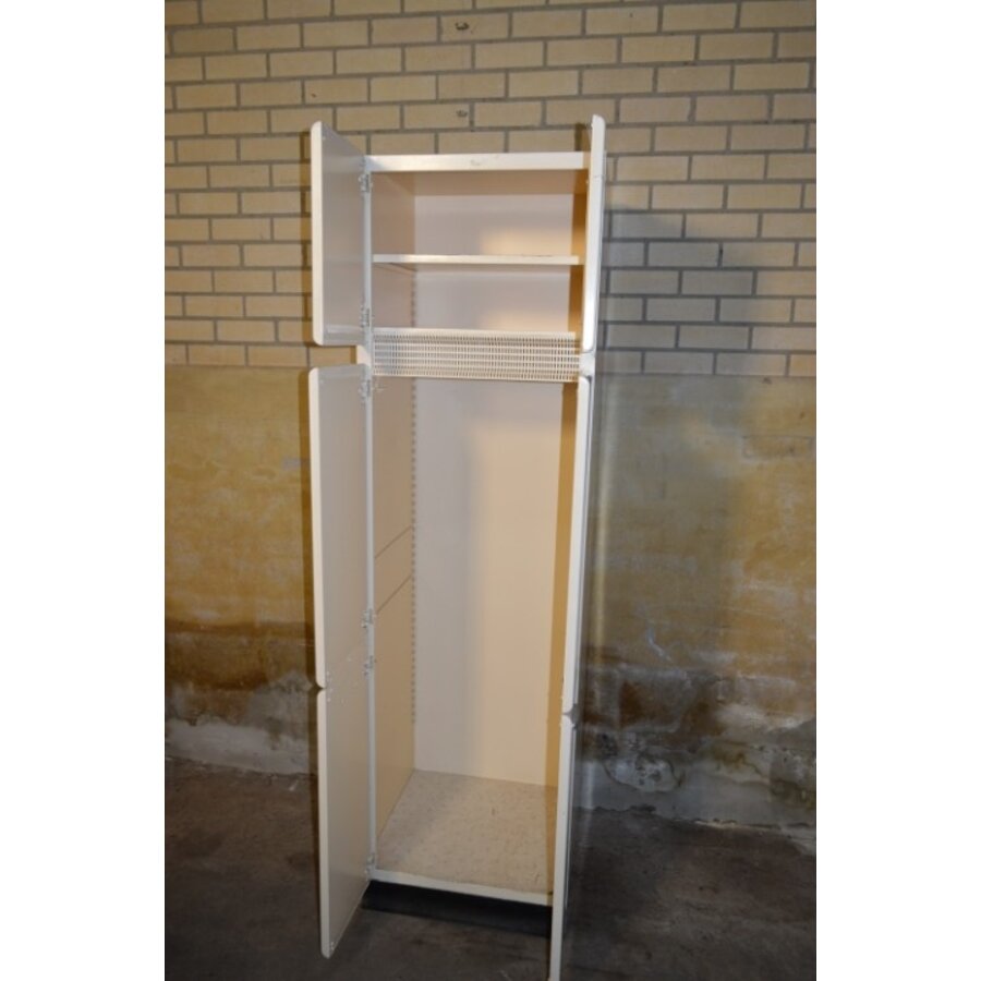 Industriële metalen kast uit oud ziekenhuis met luchtrooster-7