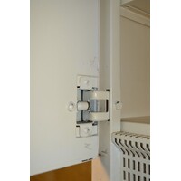 thumb-Industriële metalen kast uit oud ziekenhuis met luchtrooster-8