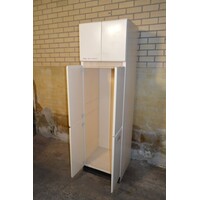 thumb-Industriële metalen kast uit oud ziekenhuis met luchtrooster-9