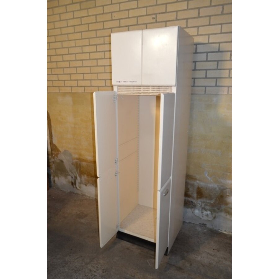 Industriële metalen kast uit oud ziekenhuis met luchtrooster-9