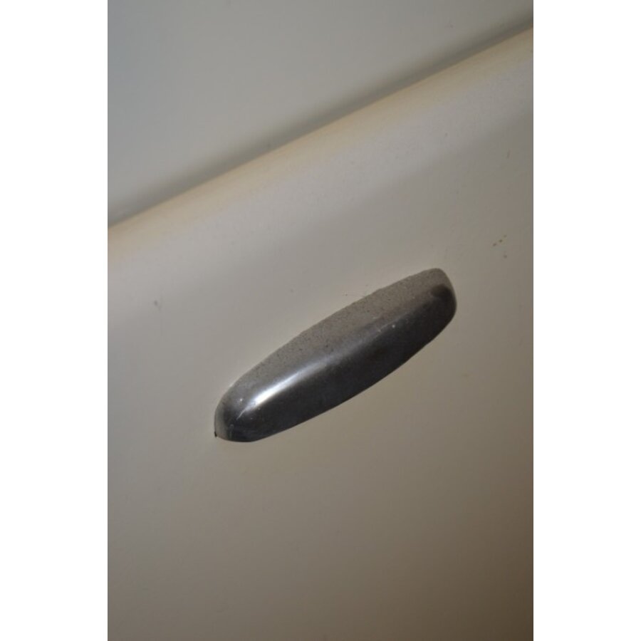 Industriële metalen kast uit oud ziekenhuis met luchtrooster-10