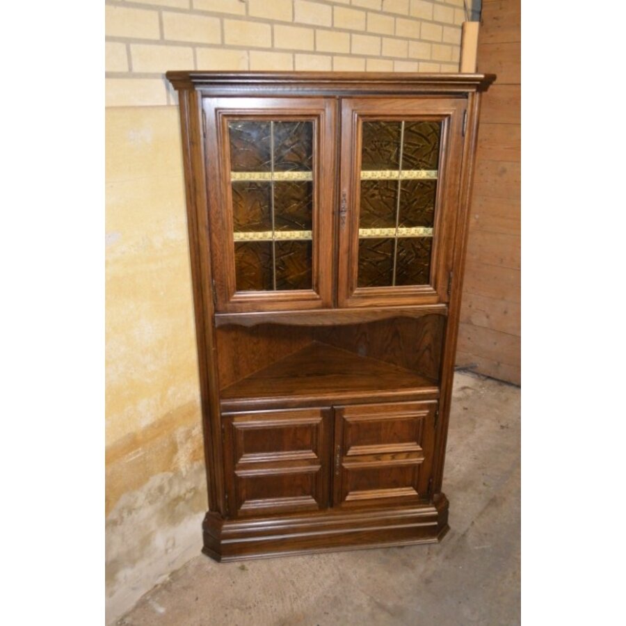 Donker eiken hoekkast met glas en deurtjes-1