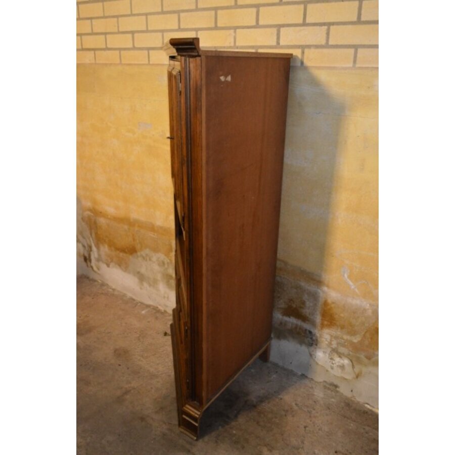 Donker eiken hoekkast met glas en deurtjes-4