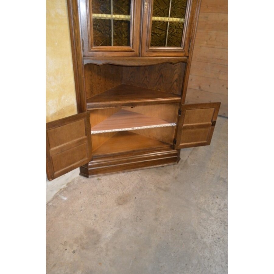 Donker eiken hoekkast met glas en deurtjes-7
