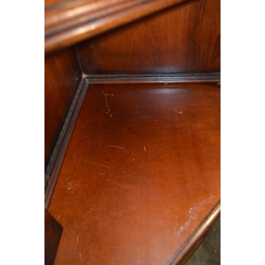 Klassieke houten vitrine hoekkast in Engelse stijl-9