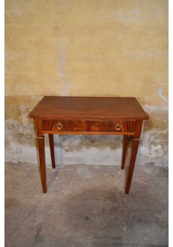 Klassiek mahonie bijzetafeltje 