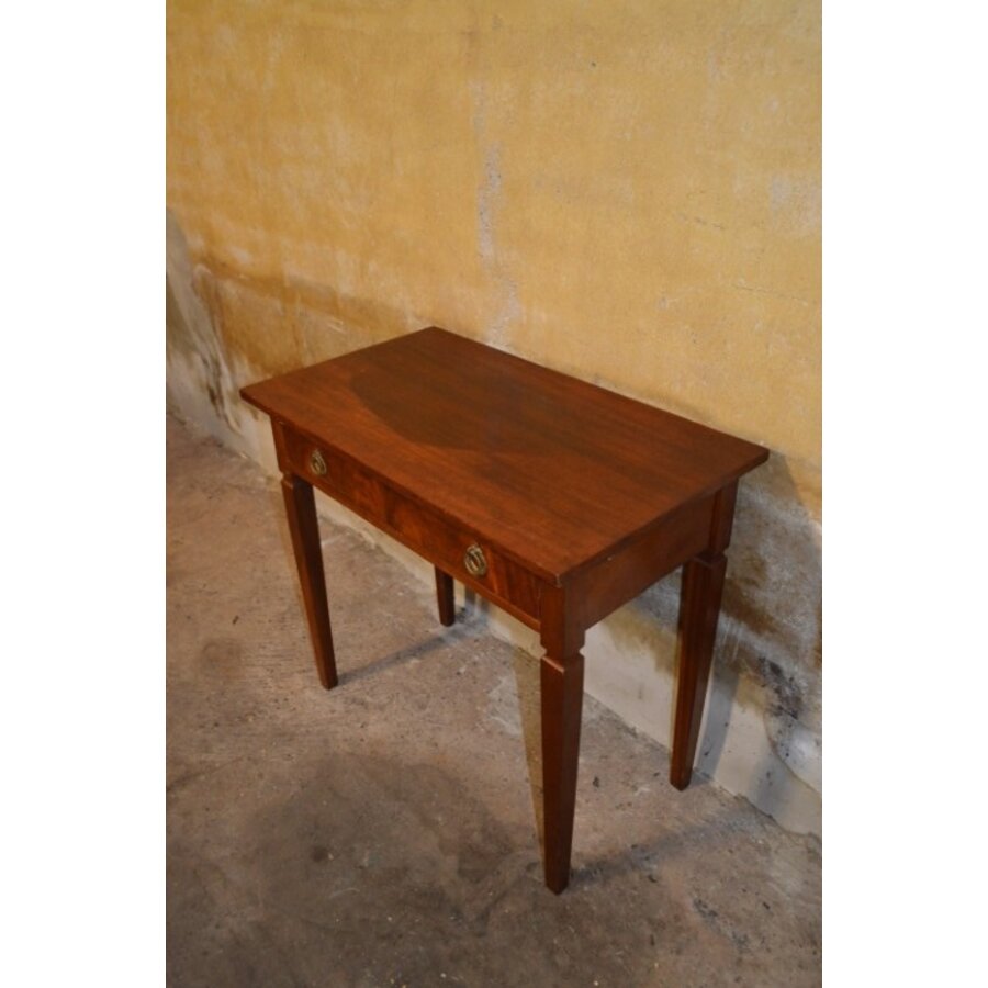 Mahonie Louis XVI bijzetafeltje met lade en taps toelopende poten-2