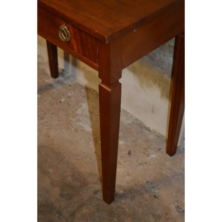 Mahonie Louis XVI bijzetafeltje met lade en taps toelopende poten-3