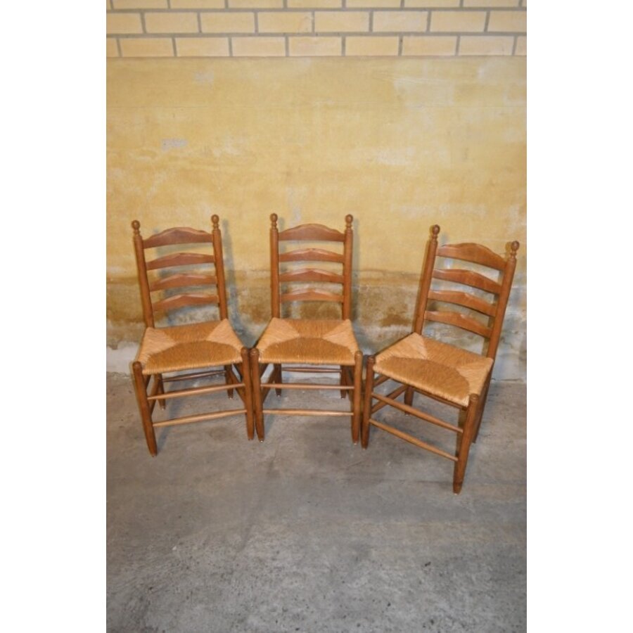 Set van 3 Oud Hollandse eiken knopstoelen met biezen zitting-2