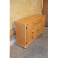 thumb-2. Lange titel  Tweedehands blank eiken dressoir met paneeldeurtjes en lade-1