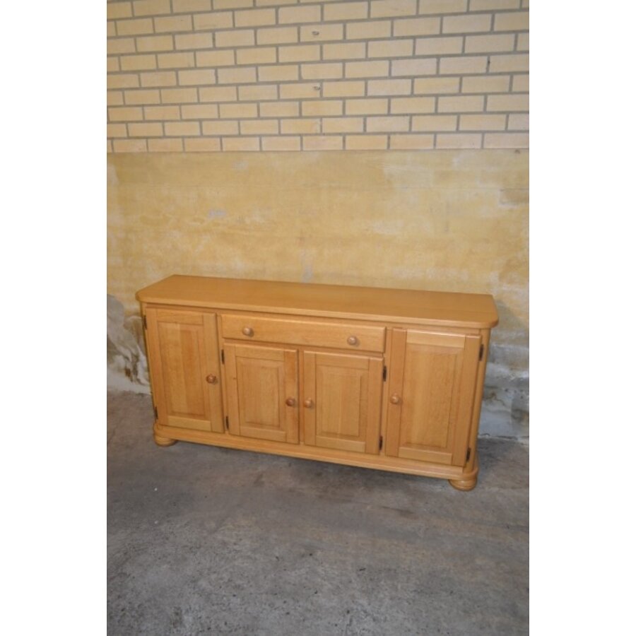 Tweedehands blank eiken dressoir met paneeldeurtjes en lade-2