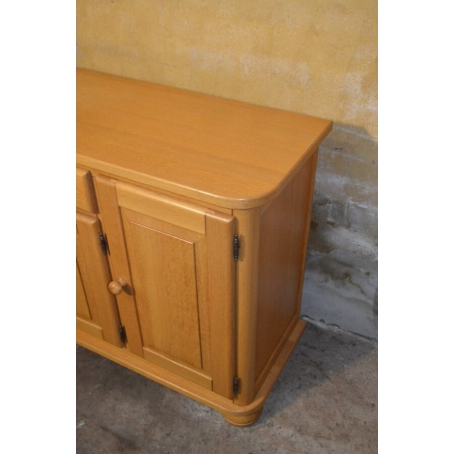 2. Lange titel  Tweedehands blank eiken dressoir met paneeldeurtjes en lade-3