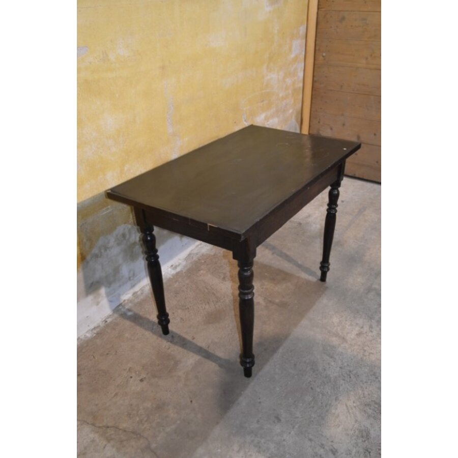 Rustieke cafétafel van zwart gelakt hout met gedraaide poten-1