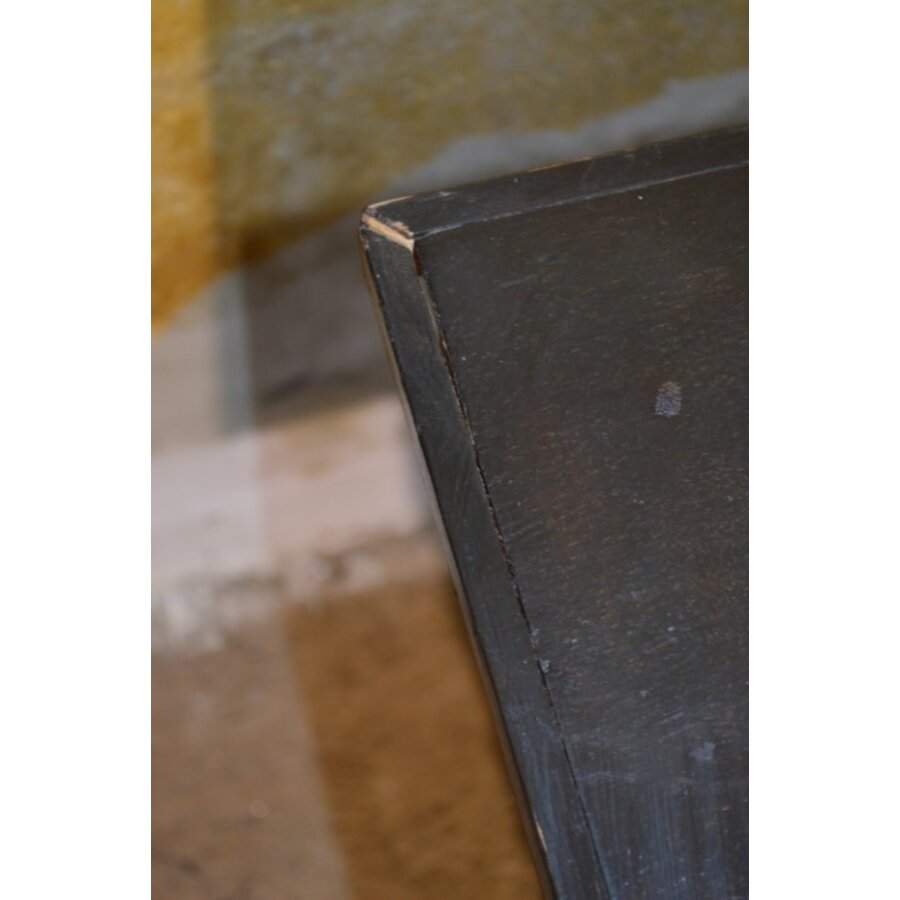 Rustieke cafétafel van zwart gelakt hout met gedraaide poten-2