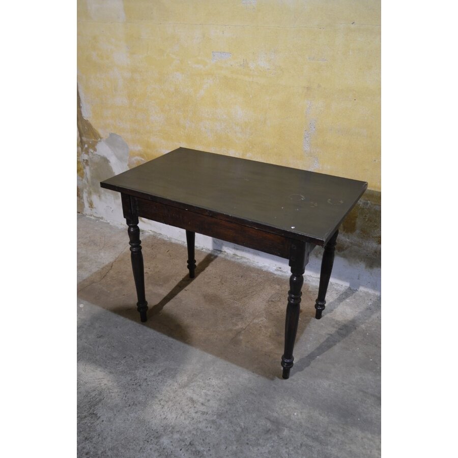 Rustieke cafétafel van zwart gelakt hout met gedraaide poten-3