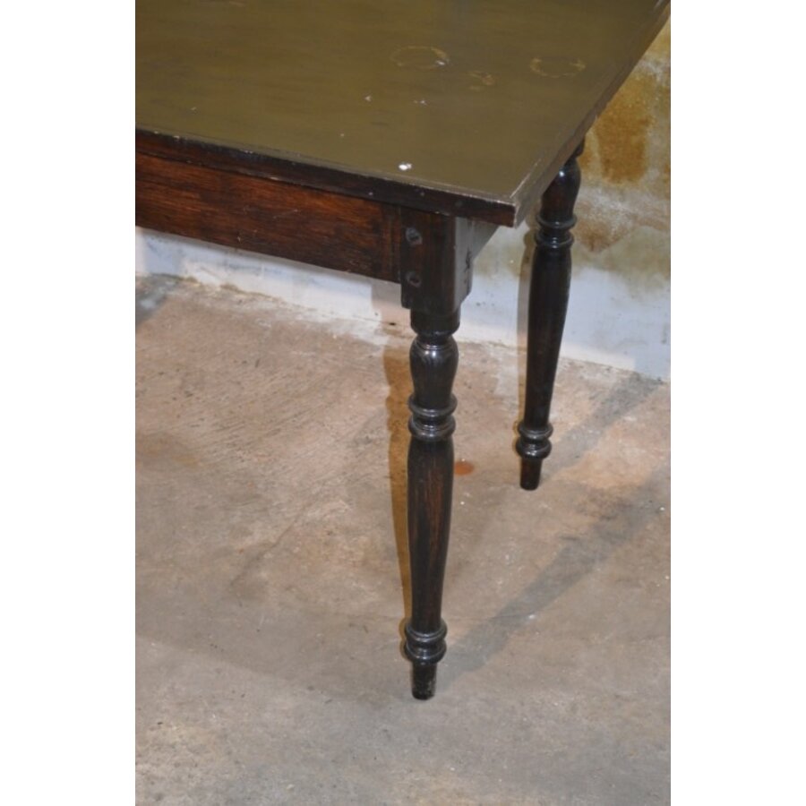 Rustieke cafétafel van zwart gelakt hout met gedraaide poten-4