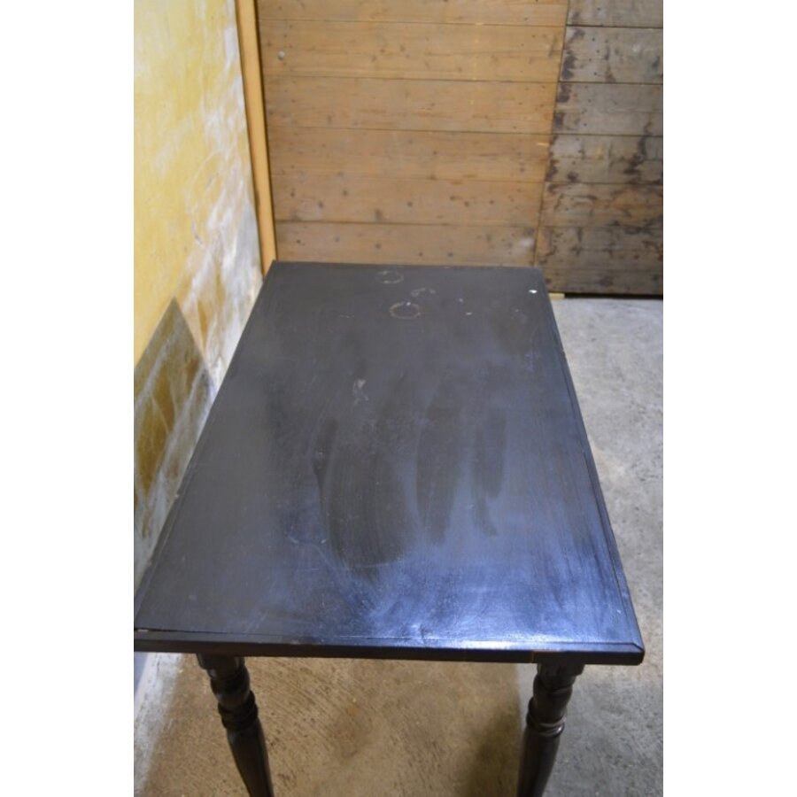 Rustieke cafétafel van zwart gelakt hout met gedraaide poten-5