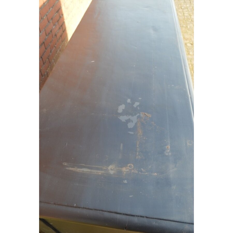 Vintage dressoir van massief teakhout zwart geschilderd met schuifdeuren-3