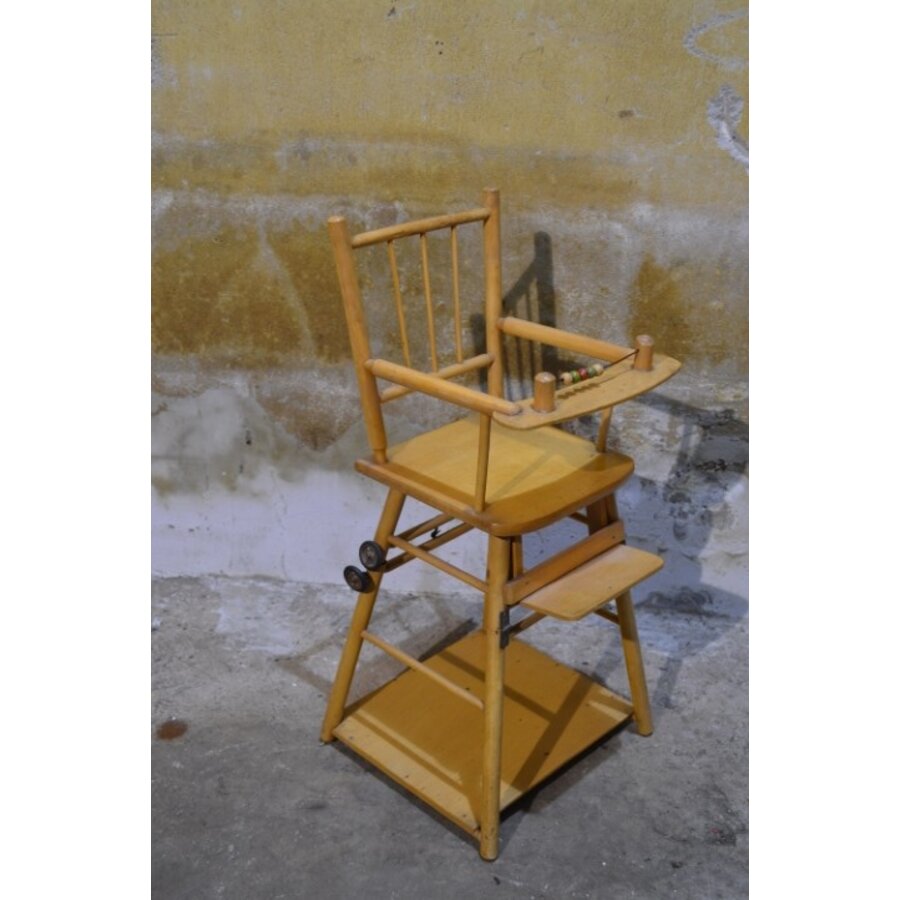 Midcentury poppen- of kinderstoel uit de jaren 50 met omklapbare tafel-1