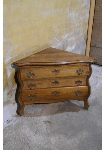 Barok hoek buikkastje 