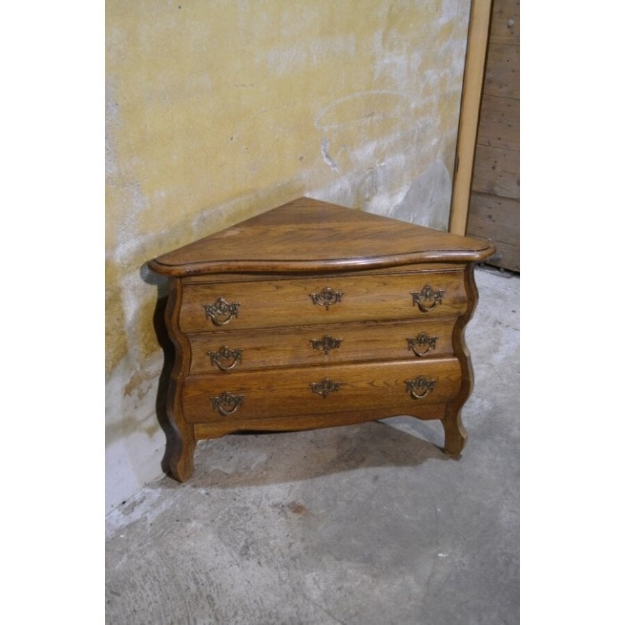 Barok hoek buikkastje met drie lades en messing grepen-1