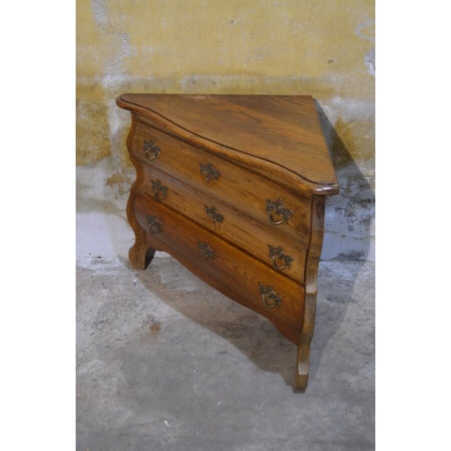 Barok hoek buikkastje met drie lades en messing grepen-2