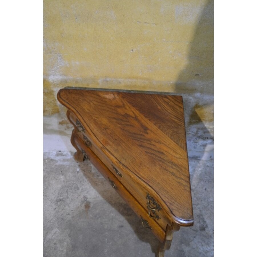 Barok hoek buikkastje met drie lades en messing grepen-3