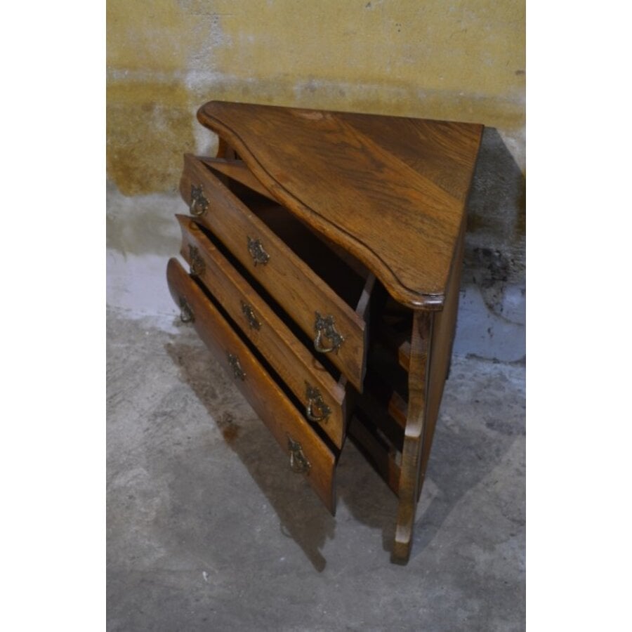 Barok hoek buikkastje met drie lades en messing grepen-5