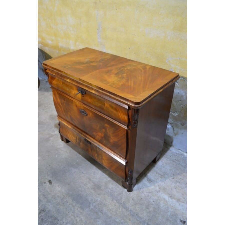 Antieke commode ca 1880 met drie laden en gefineerd.-5