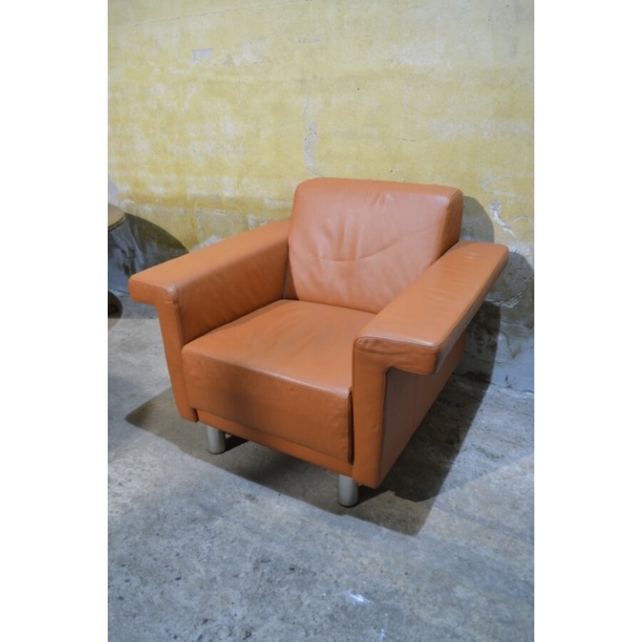 Oranje leren design fauteuil met metalen pootjes-3