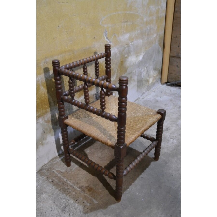 Klassieke Bobbin hoekstoel met verfijnd vlechtwerk – Spinnenkopstoel-3