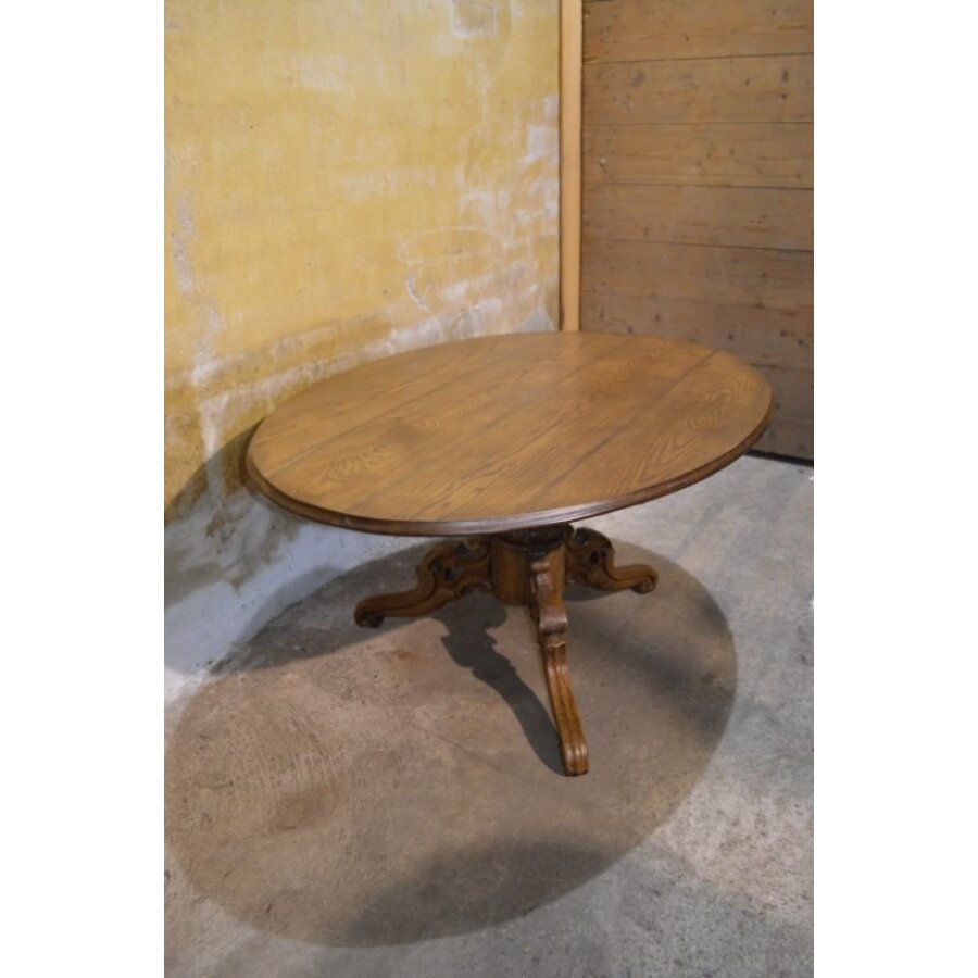 Antieke ovale salontafel met voet van van gesneden eikenhout-1