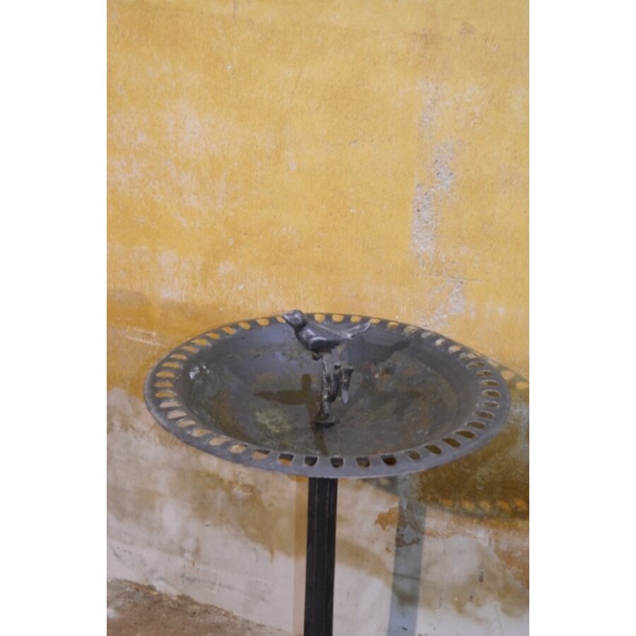 Zwart metalen vogelschaal met metalen vogeltje-4