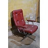 LoodsVol, Tweedehands Vintage Deense draaifauteuil met buisframe en bordeaurood leer, circa 1960