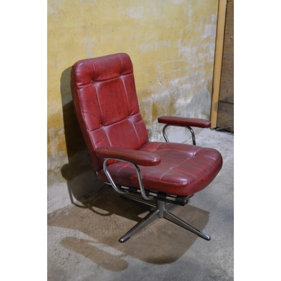 Vintage Deense draaifauteuil met buisframe en bordeaurood leer, circa 1960-1