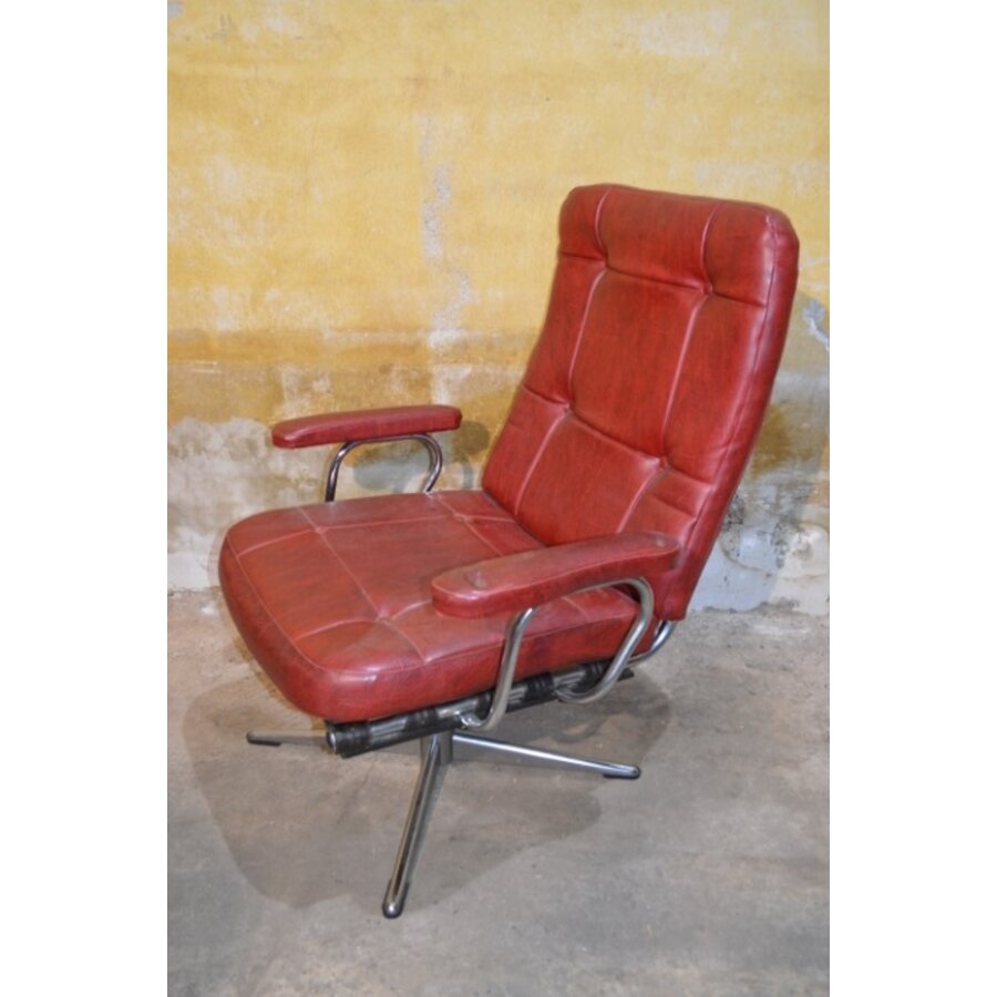 Vintage Deense draaifauteuil met buisframe en bordeaurood leer, circa 1960-4