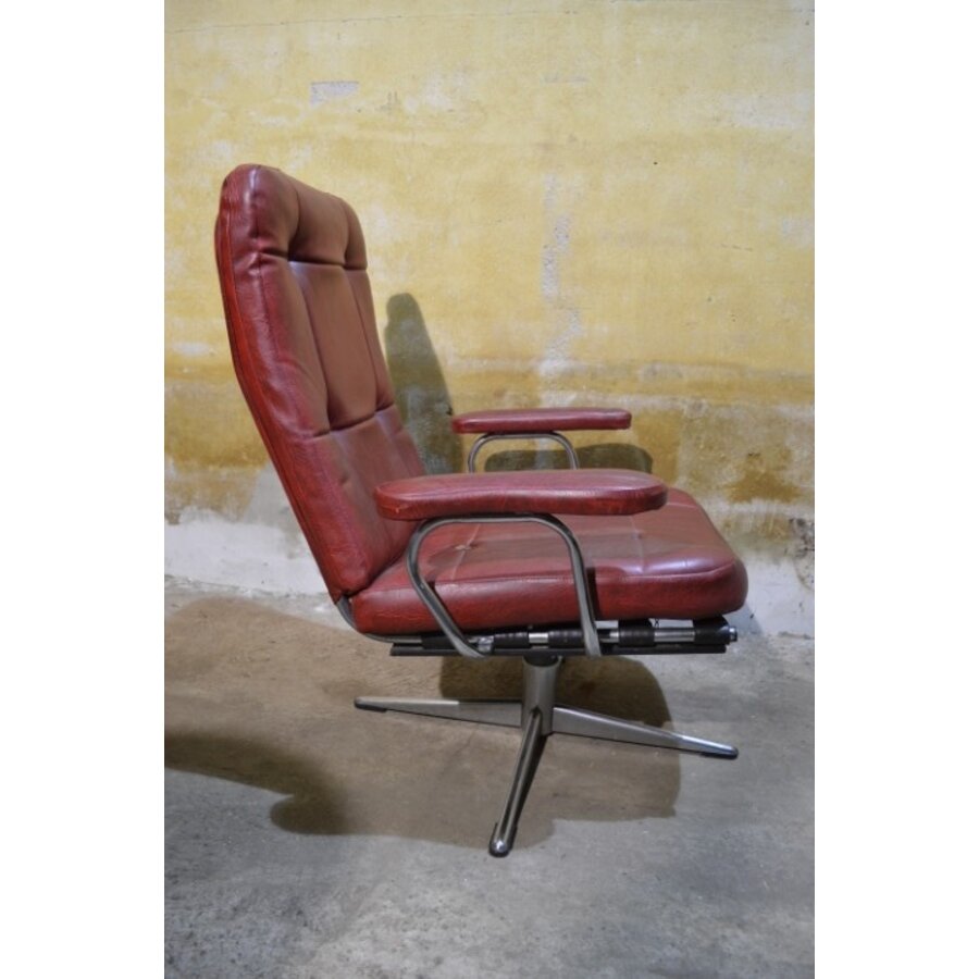 Vintage Deense draaifauteuil met buisframe en bordeaurood leer, circa 1960-6