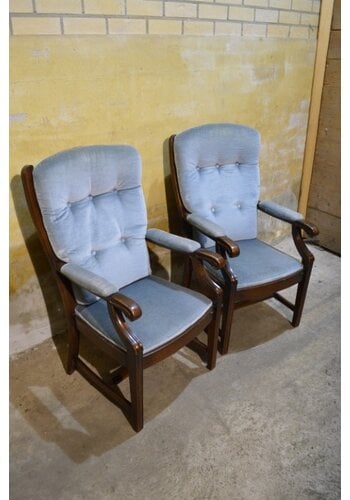 Eiken armstoelen met blauwe stof 