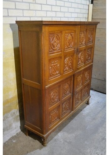 Eiken kast met houtsnijwerk 