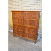 thumb-Eiken kast met vier paneeldeuren met houtsnijwerk-2