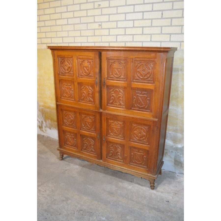 Eiken kast met vier paneeldeuren met houtsnijwerk-2
