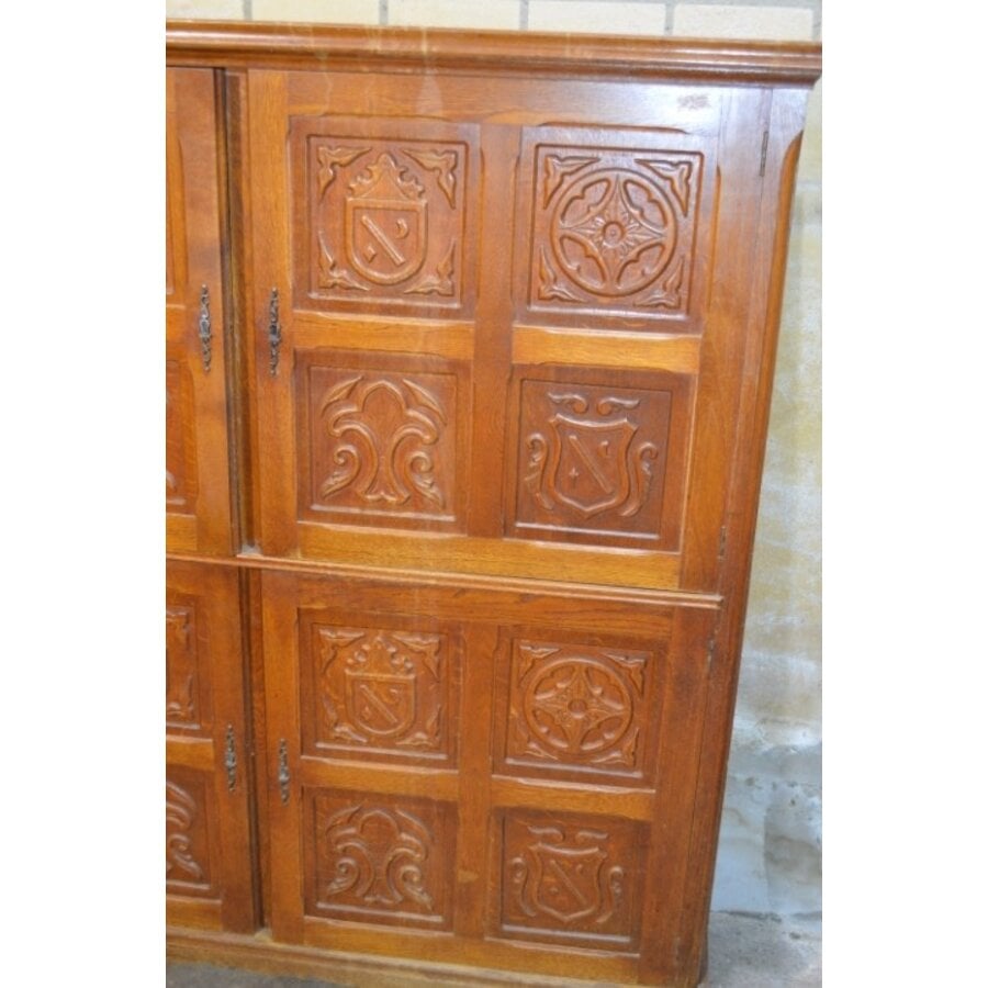 Eiken kast met vier paneeldeuren met houtsnijwerk-3